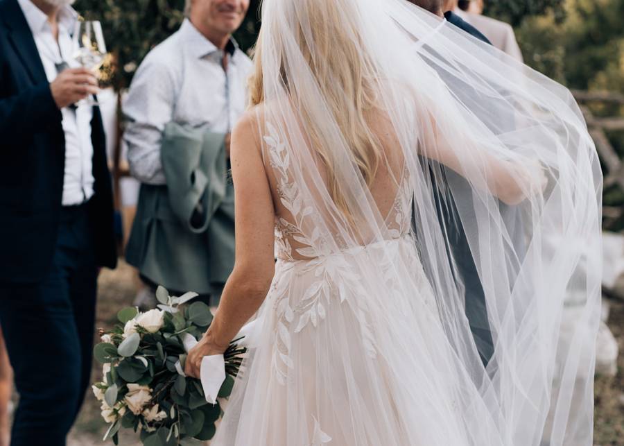 Rückenansicht der Braut im Hochzeitskleid — Hochzeitsfotografie München