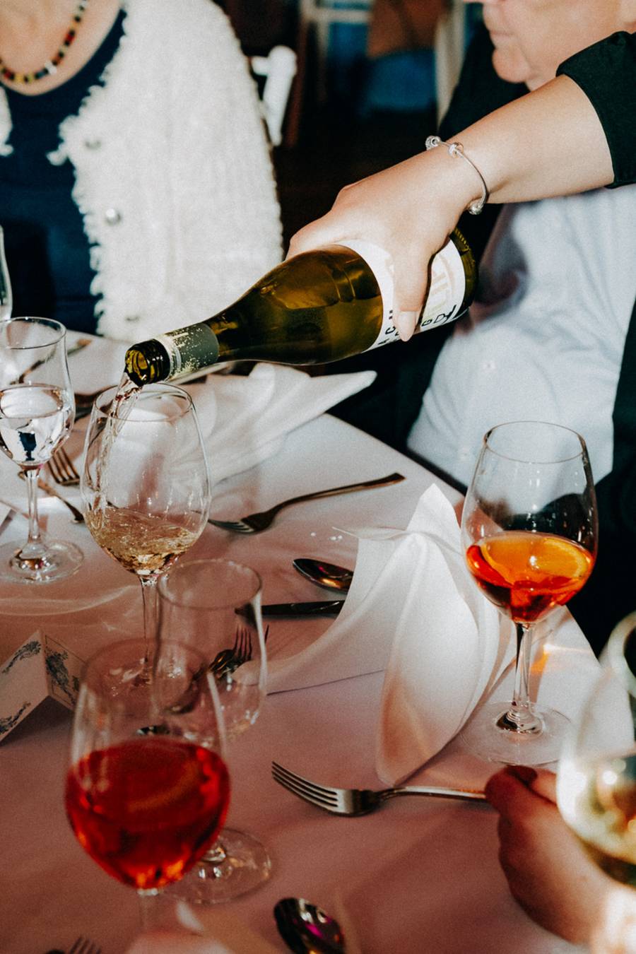 Anstoßen mit Champagner bei der Hochzeit — Hochzeitsfotografie München