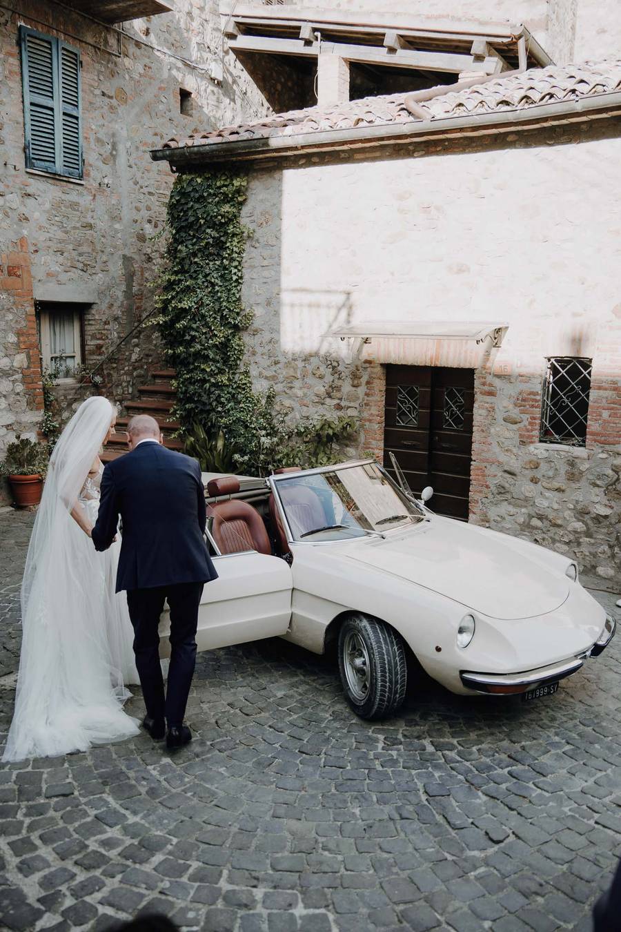Brautpaar vor Oldtimer — Hochzeitsfotografie München