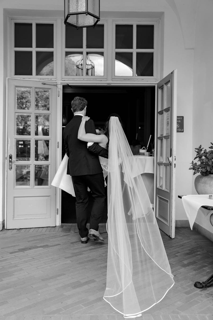 Brautschleier weht im Wind — Editorial Hochzeitsfotografie München