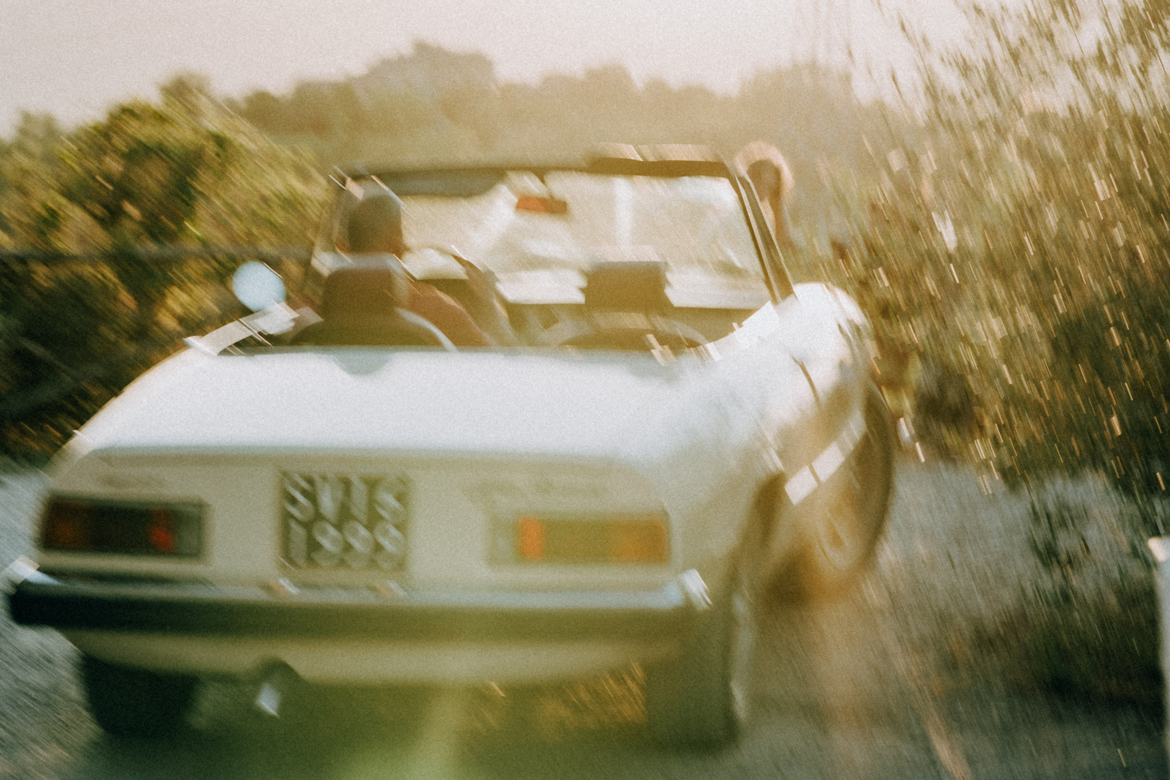 Hochzeitspaar im Cabrio Toskana