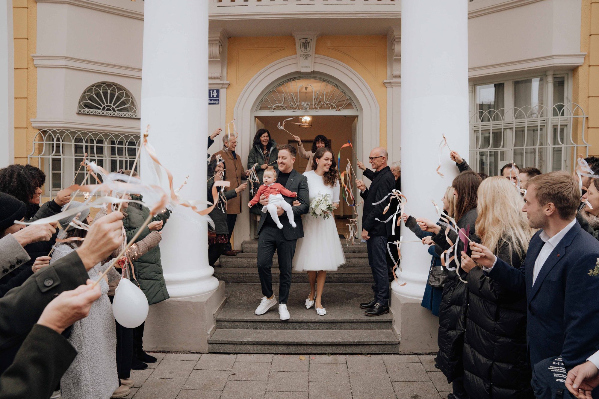 Hochzeitsfotografie München — Auszug aus dem Standesamt; Standesamt, freie & kirchliche Trauung sowie Destination Wedding