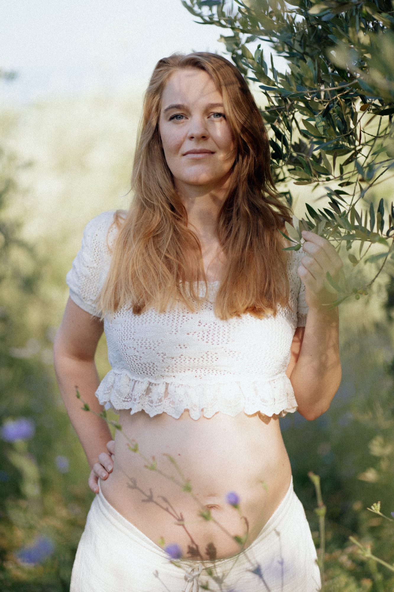 Portrait einer Schwangeren am Olivenbaum — Babybauchfotografie