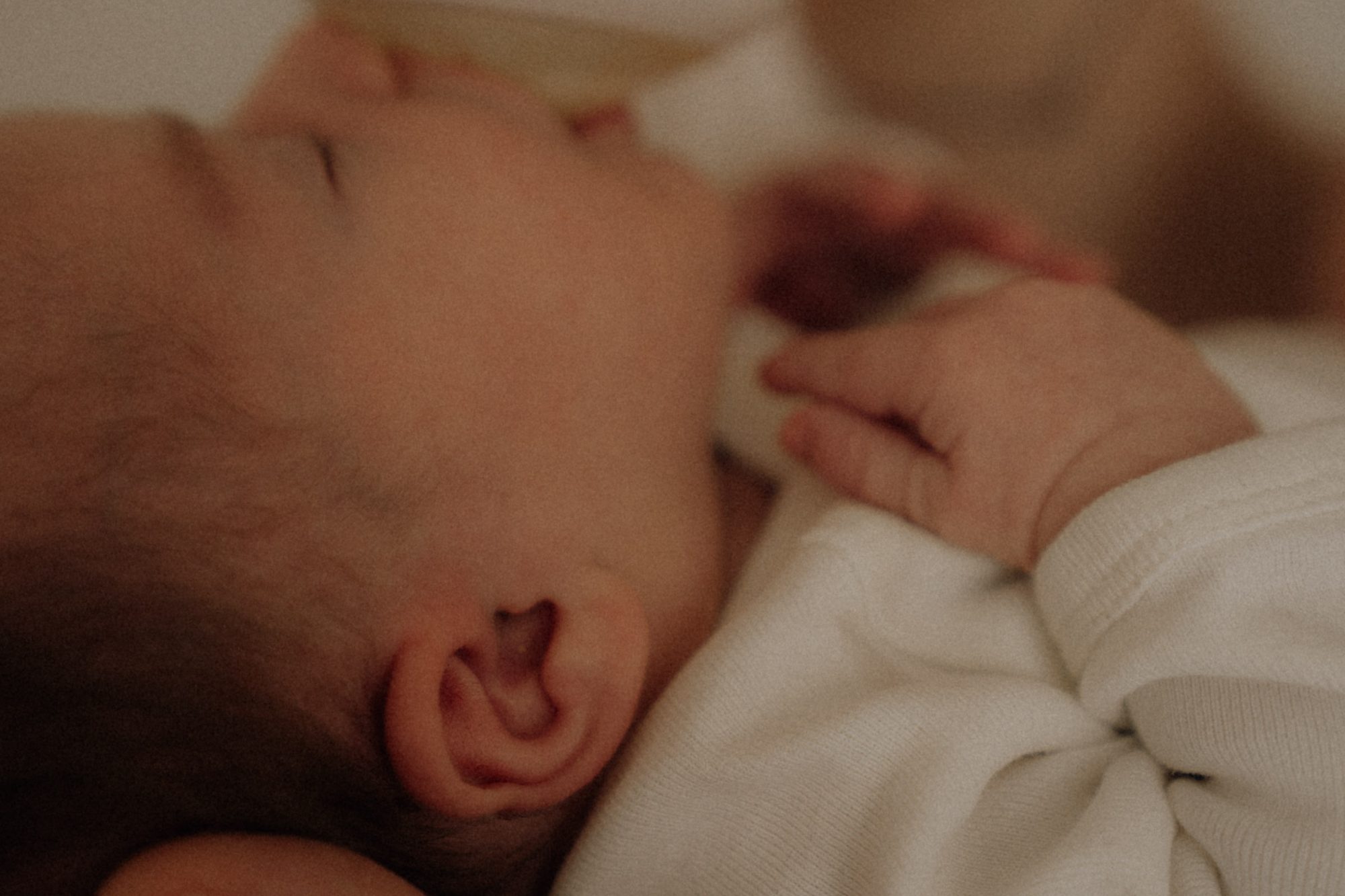 Neugeborenes schläft — Babyfotografie München