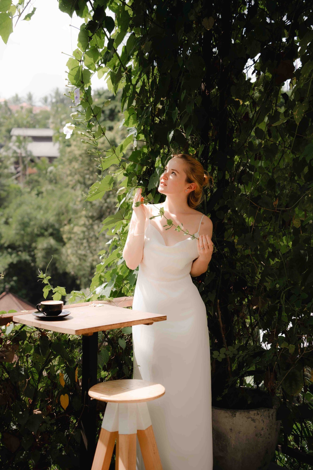 Editorial-Brautportrait im Slipdress in einem Café — Hochzeitsfotografie München