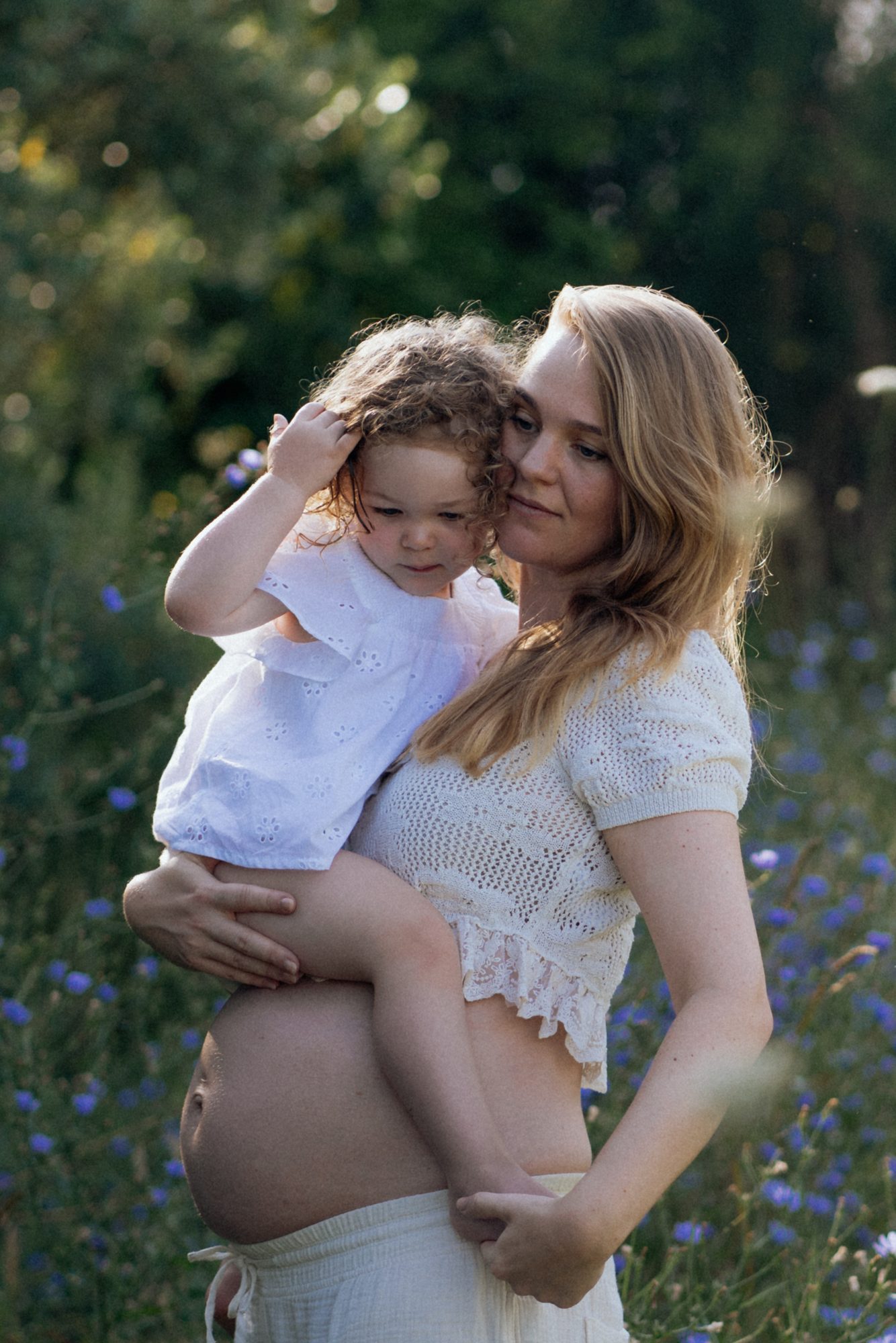 Schwangere Mutter mit Kleinkind auf dem Arm — Familienfotografie