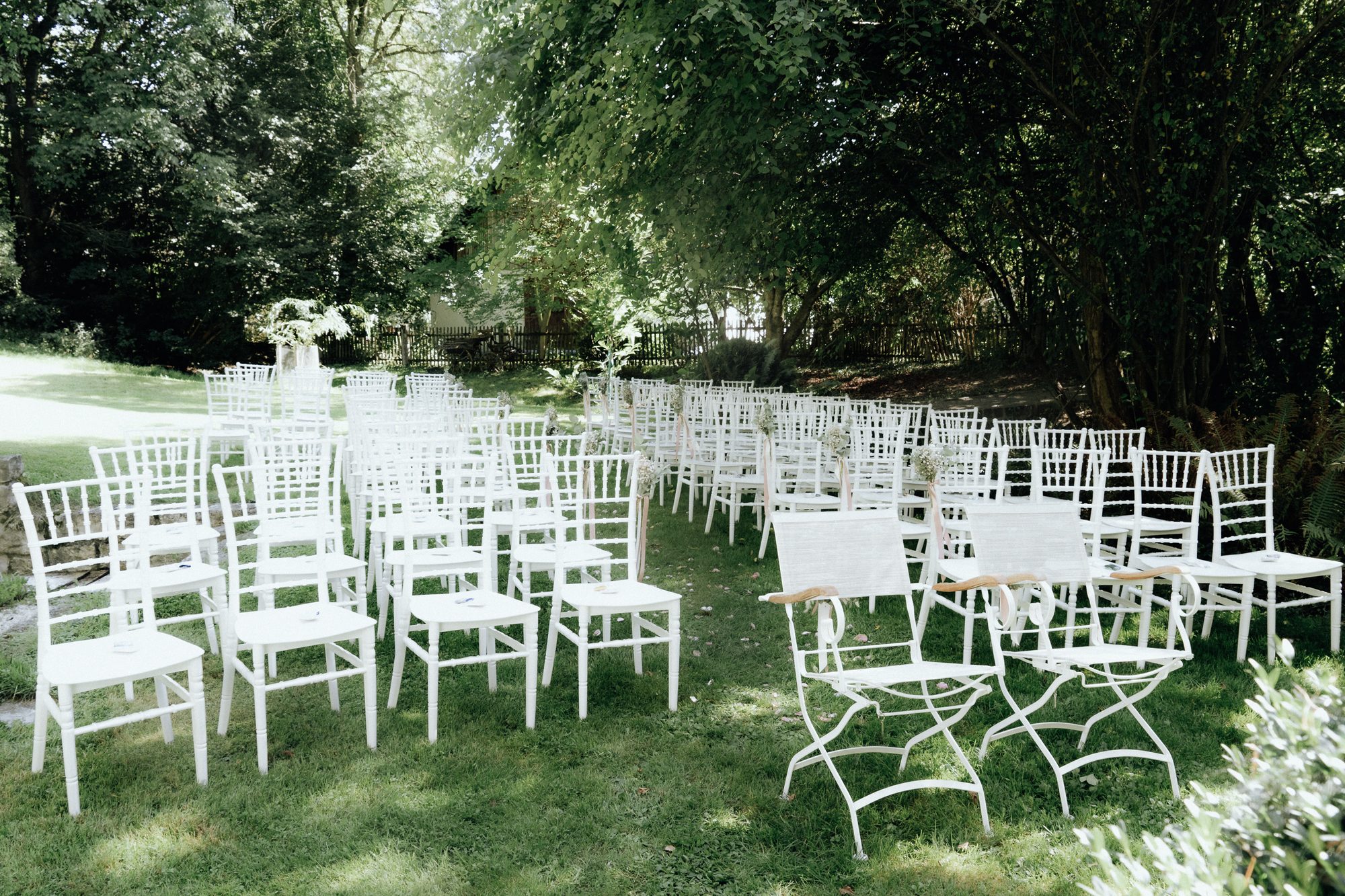Freie Trauung mit weißen Stühlen im Garten — Hochzeit München