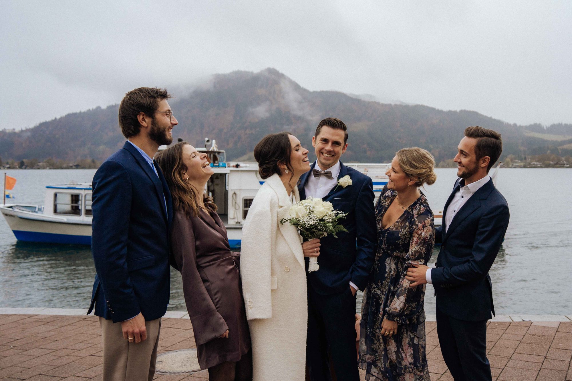Gruppenfoto der Hochzeitsgäste am Tegernsee