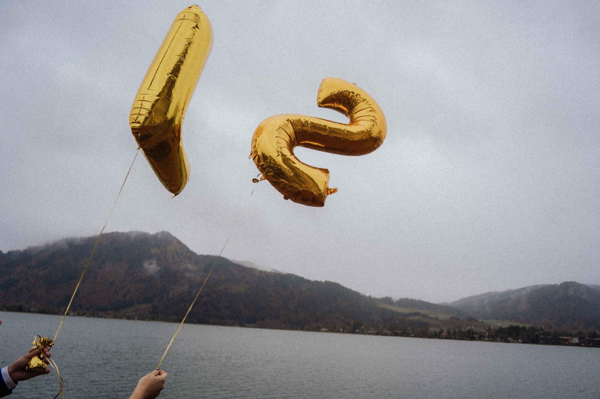 Goldene Luftballons über dem Tegernsee
