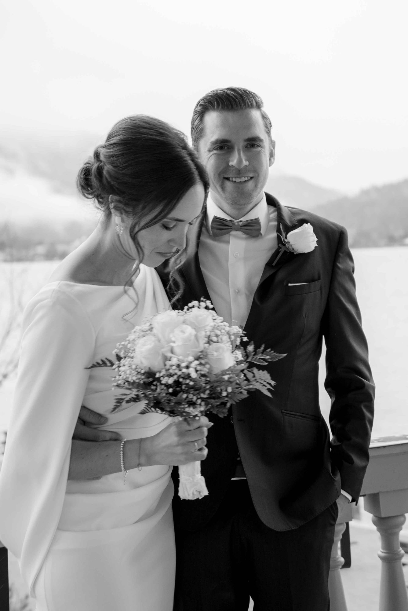 Brautpaar-Portrait am Tegernsee, schwarz-weiß