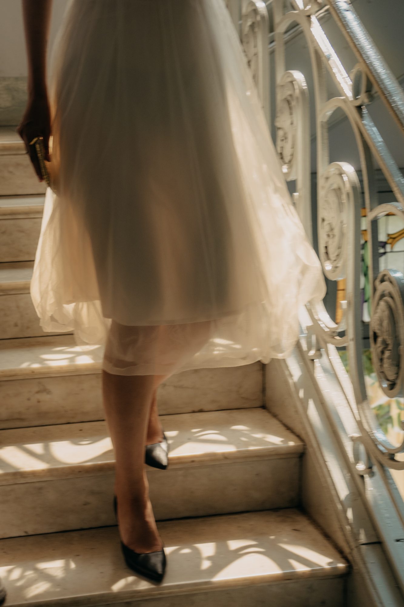 Braut im Tüllkleid auf der Marmortreppe