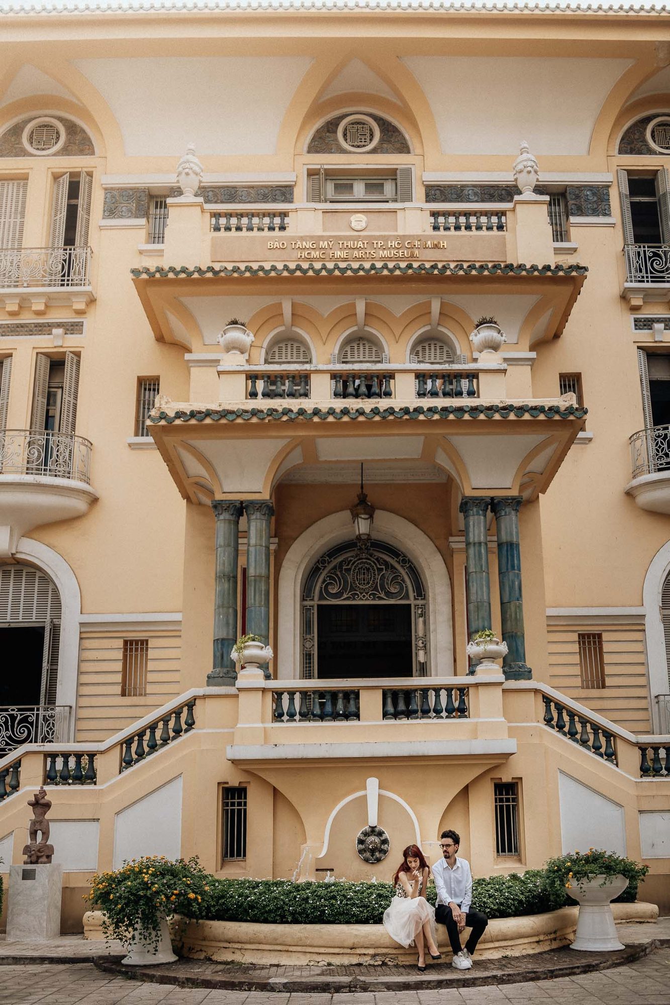 Fine Arts Museum Ho Chi Minh — gelbe Kolonialfassade, Verlobungsshooting Vietnam