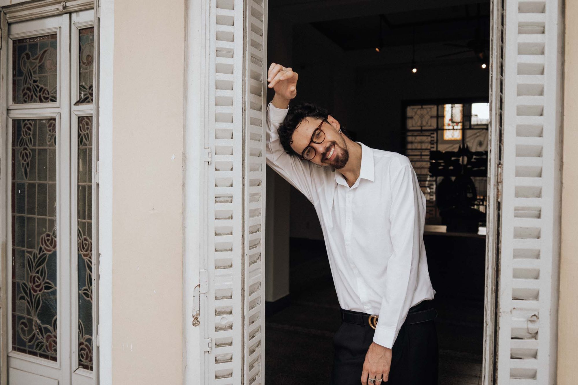 Portrait des Bräutigams an den Fensterläden