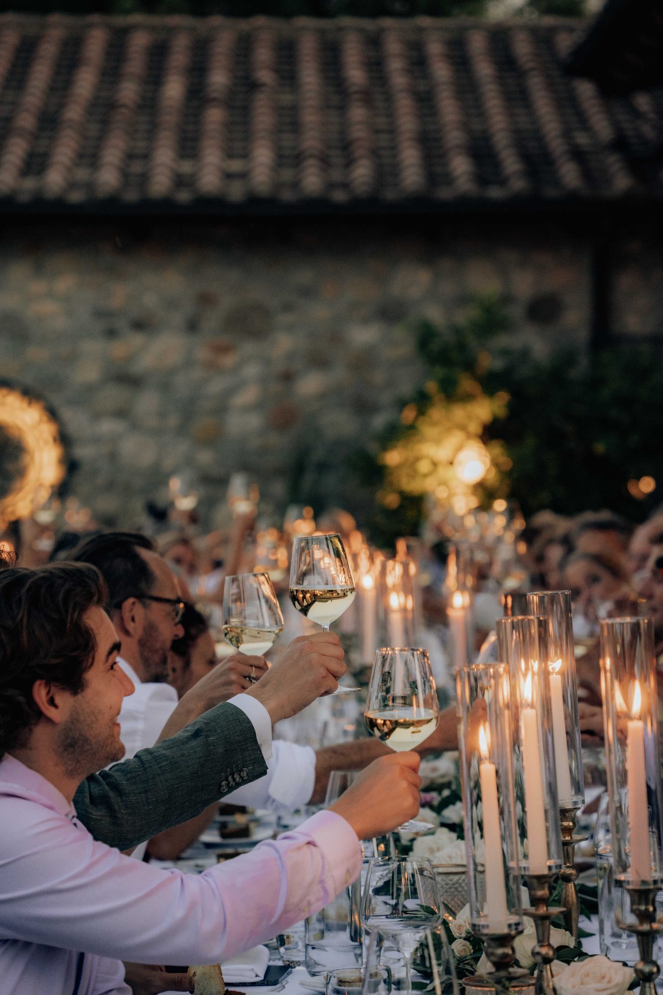 Hochzeitsdinner in der Toskana — Anstoßen im Kerzenlicht