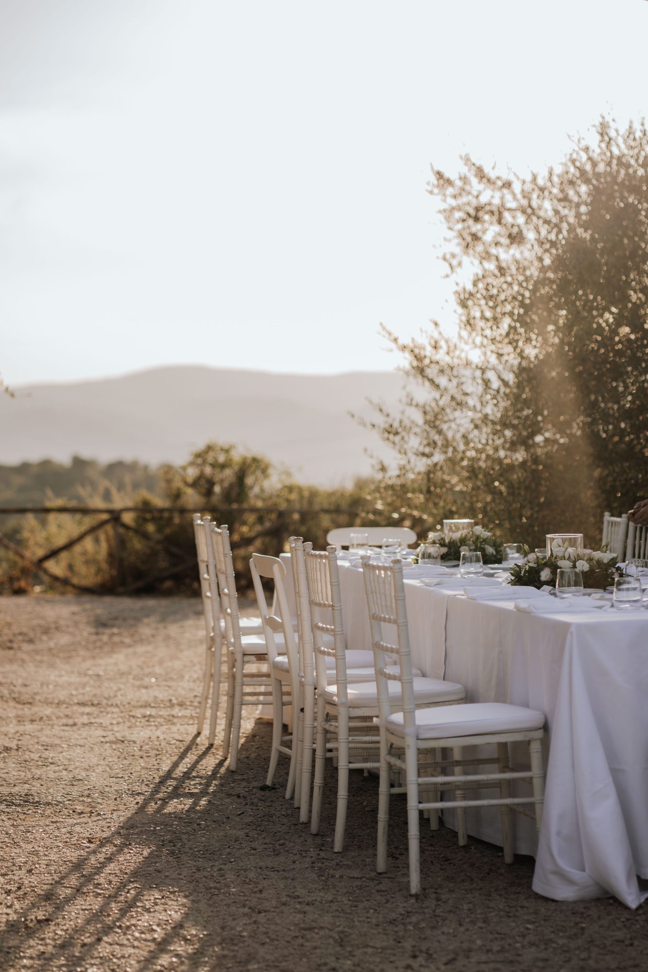 Lange Hochzeitstafel in der Toskana im Sonnenuntergang — Destination Wedding