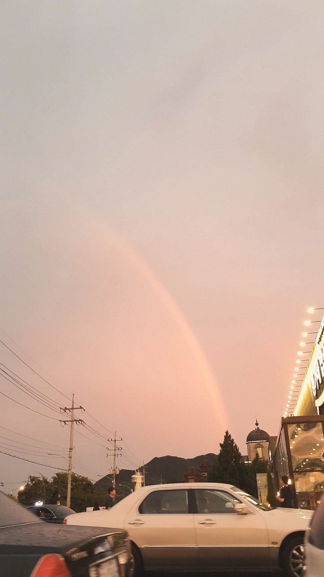Stimmungsbild Regenbogen in der Dämmerung — Italien