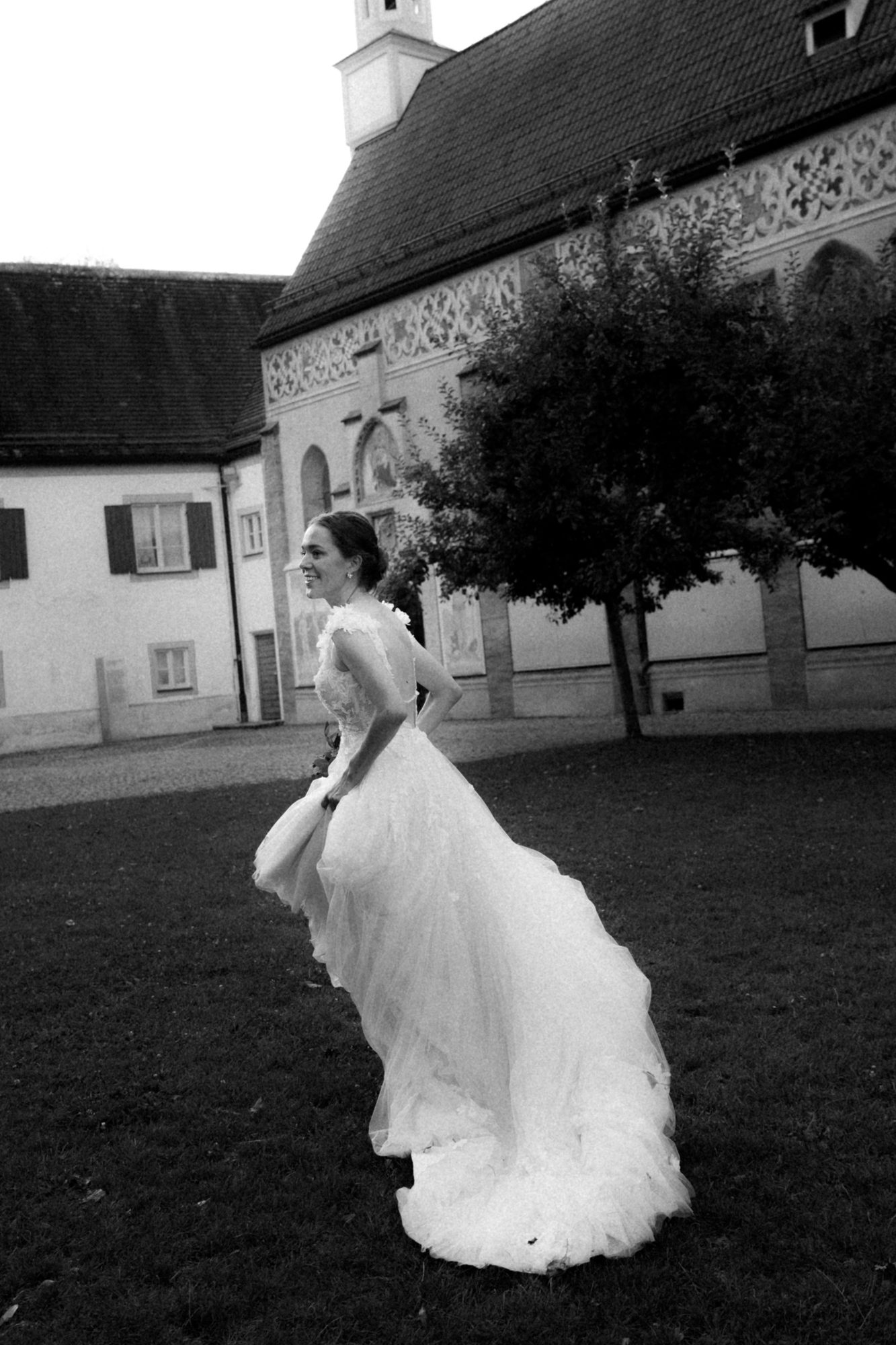 Braut im Innenhof von Schloss Blutenburg — Hochzeit München, schwarz-weiß