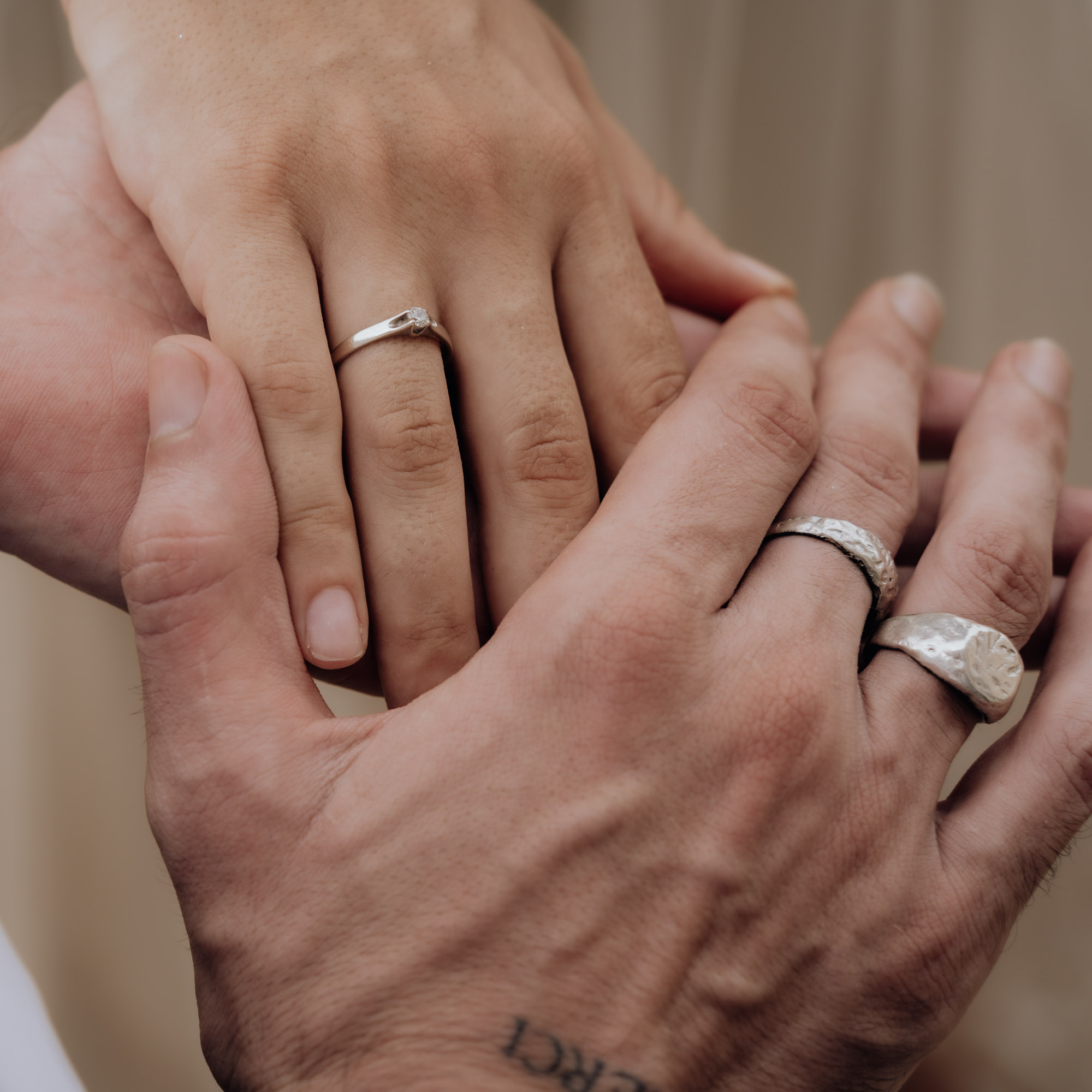 Paar- & Verlobungsfotografie München — Verlobungsshooting mit Ringen